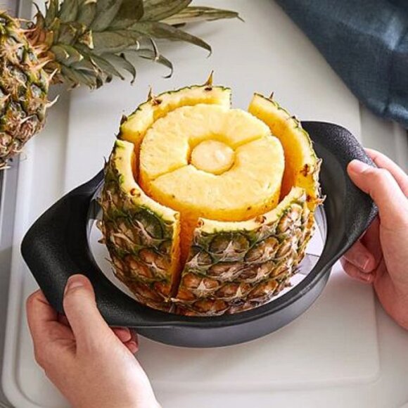 NEW~PAMPERED CHEF~Pineapple Wedger & Cover - Picture 1 of 3